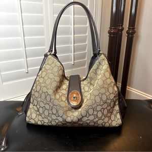 SOLD—👛Coach Signature Carlyle Shoulder Bag